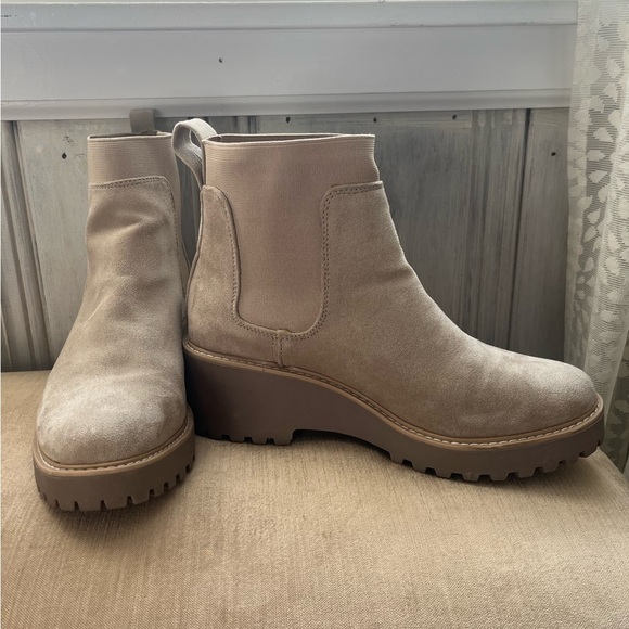 Dolce Vita pull on Suede Chelsea Ankle Boots in Taupe nude lug sole size 8 - Picture 2 of 9